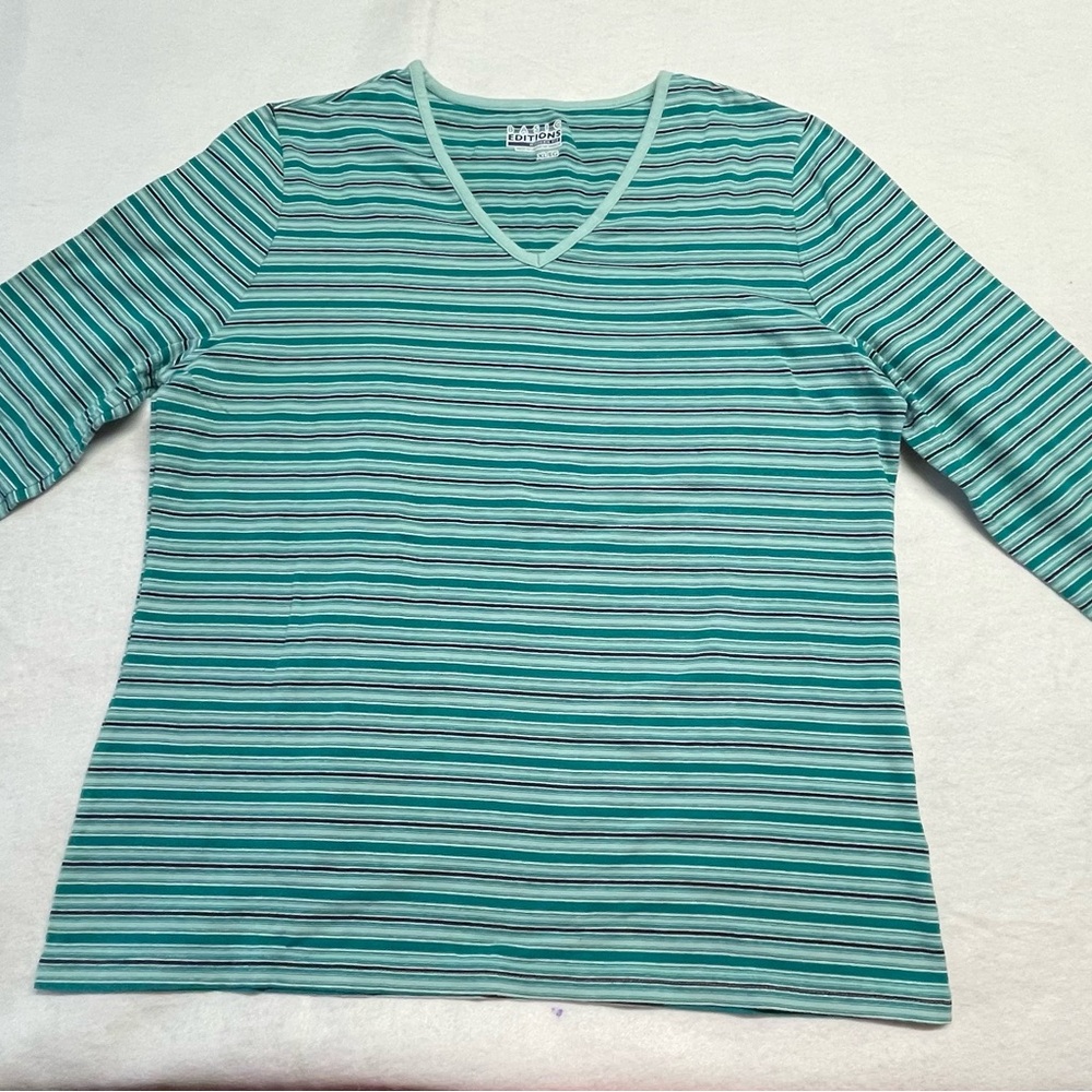 Long sleeved V-neck shirt